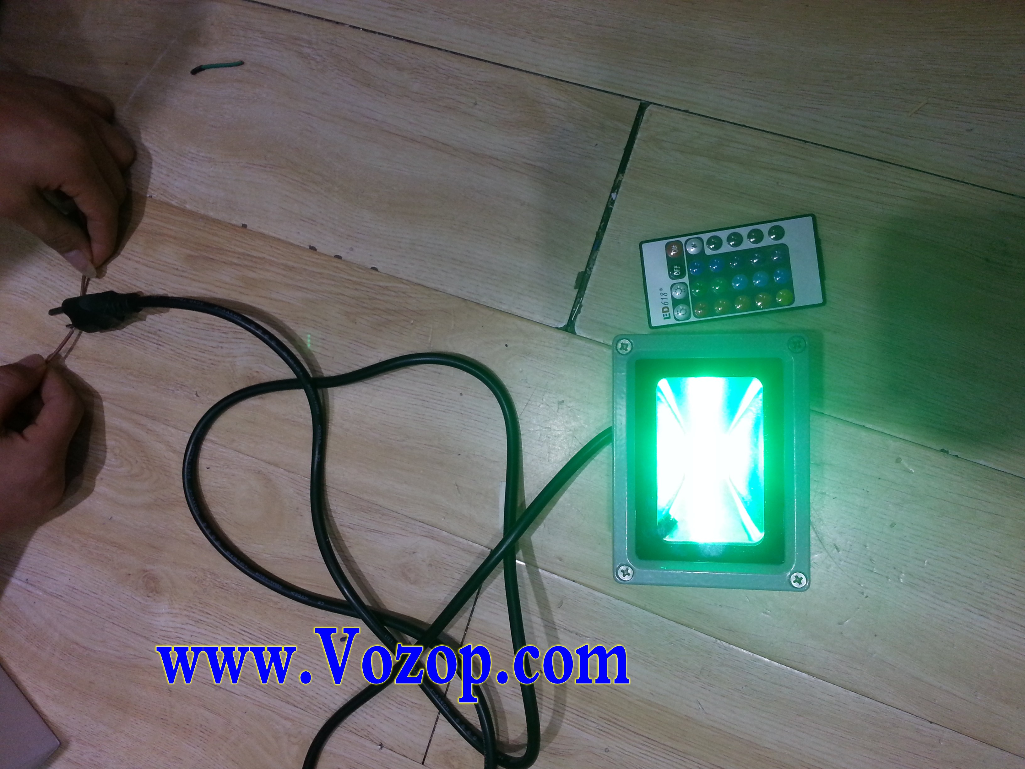 RGB_10W_Floodlight_LED_Outdoor_Flood_Light_with_Remote_Controller_12