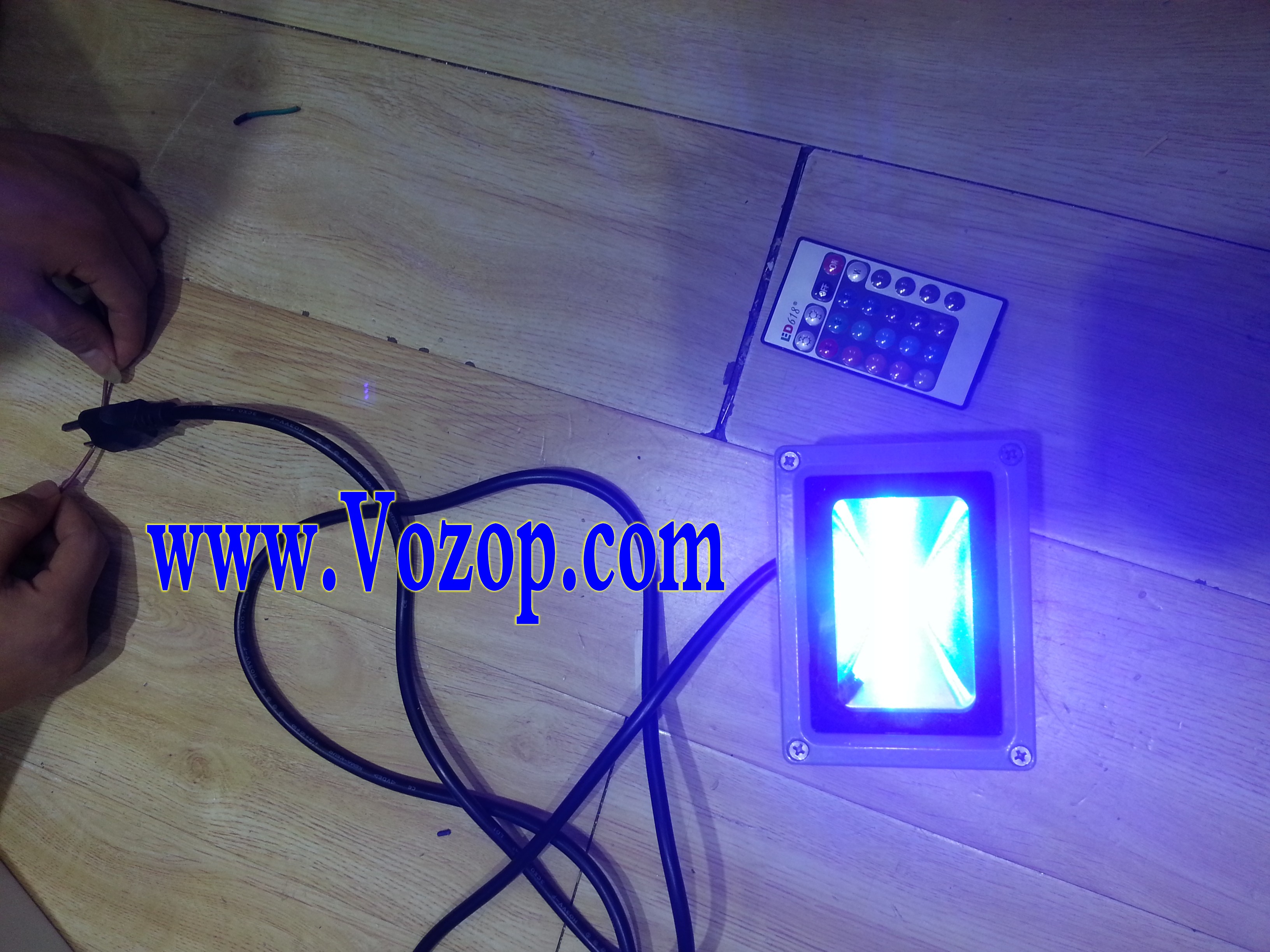 RGB_10W_Floodlight_LED_Outdoor_Flood_Light_with_Remote_Controller_13